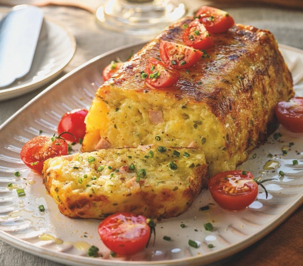 Cake de patata, jamón y queso con tomatitos cherry