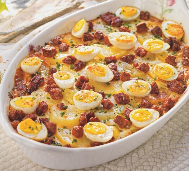 Patatas a la reina con chorizo y huevitos