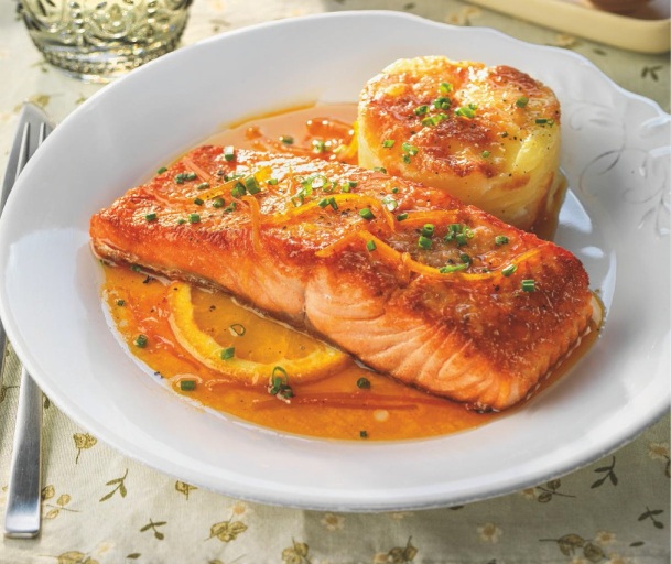 Salmón en salsa de miel y naranja, con pastel de patata